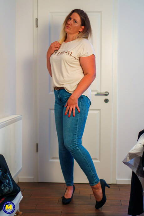 Mature NL pleased to share with you a free picture gallery with pleasant damsel in fucked hard scene