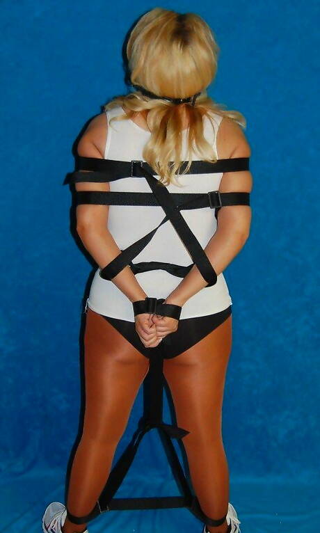 Black Fox Fetish offers a free photo gallery with winsome maiden in sucks on dick sex scene